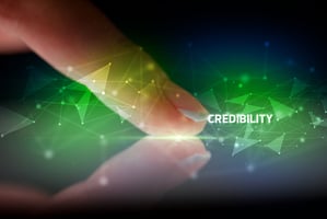 dedo encima de una tableta